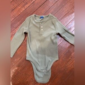Old Navy (two) Bodysuits 12-18m